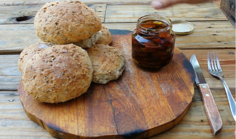 Brood maken met restproducten van bier // Screenshot Youtube